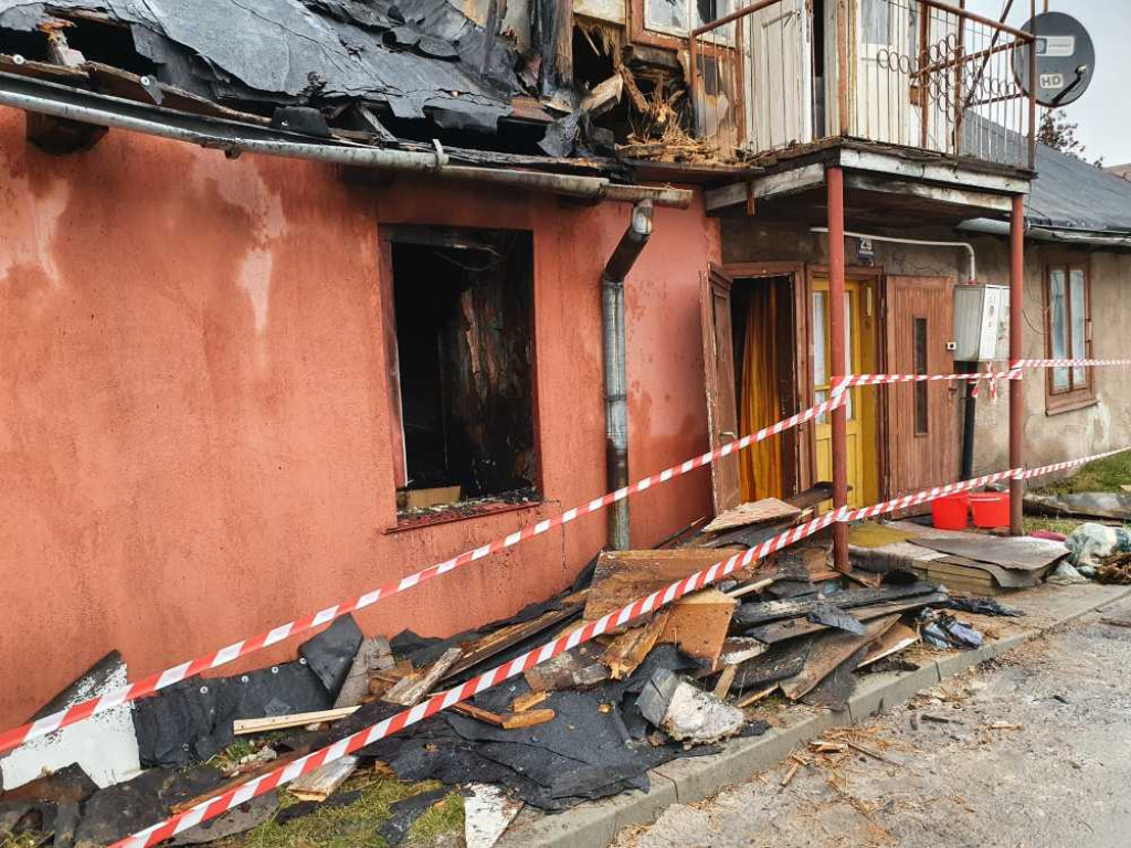 Hrubieszów: Pożar domu na ulicy Targowej. W akcji uczestniczyło 24 strażaków, straty oszacowano na 100 tys. (ZDJĘCIA)