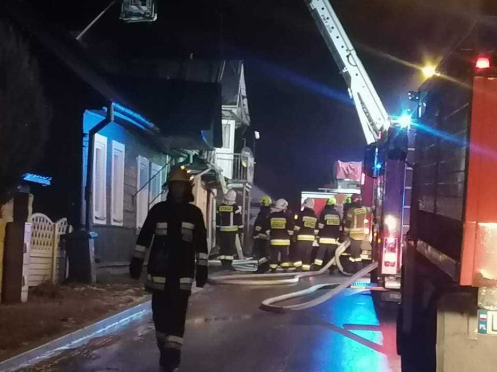 Hrubieszów: Pożar domu na ulicy Targowej. W akcji uczestniczyło 24 strażaków, straty oszacowano na 100 tys. (ZDJĘCIA)