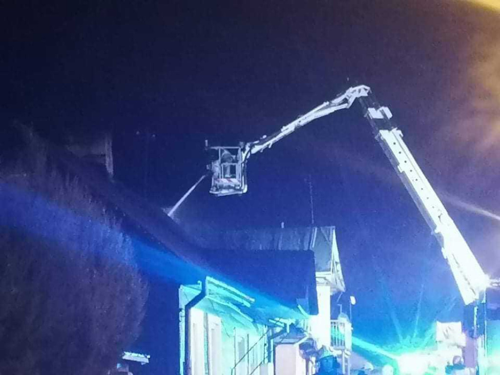 Hrubieszów: Pożar domu na ulicy Targowej. W akcji uczestniczyło 24 strażaków, straty oszacowano na 100 tys. (ZDJĘCIA)