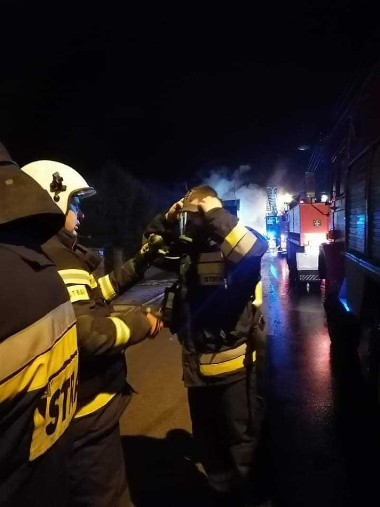 Hrubieszów: Pożar domu na ulicy Targowej. W akcji uczestniczyło 24 strażaków, straty oszacowano na 100 tys. (ZDJĘCIA)