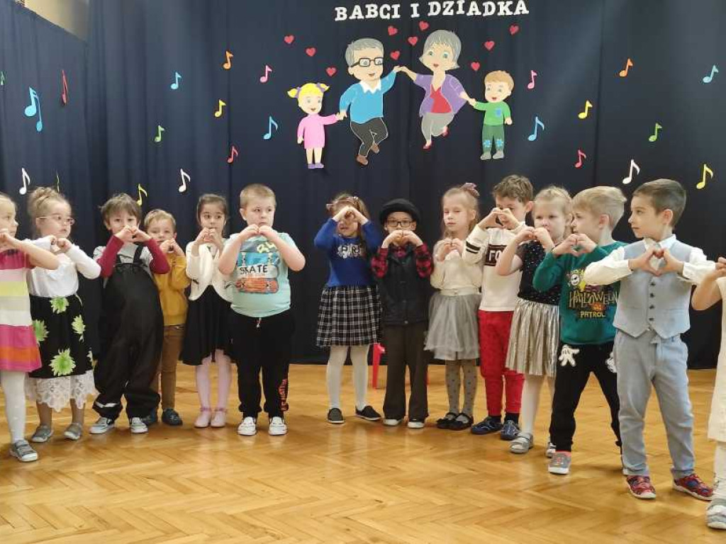 Hrubieszów: Dzień Babci i Dziadka w Przedszkolu nr 2 (ZDJĘCIA)