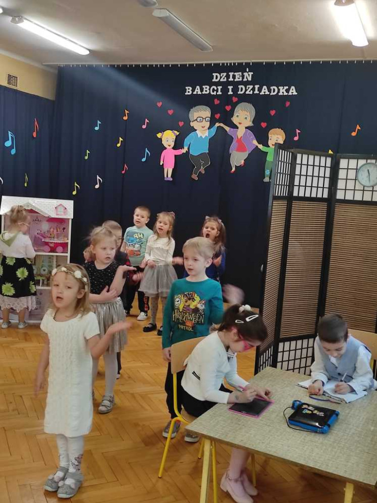 Hrubieszów: Dzień Babci i Dziadka w Przedszkolu nr 2 (ZDJĘCIA)