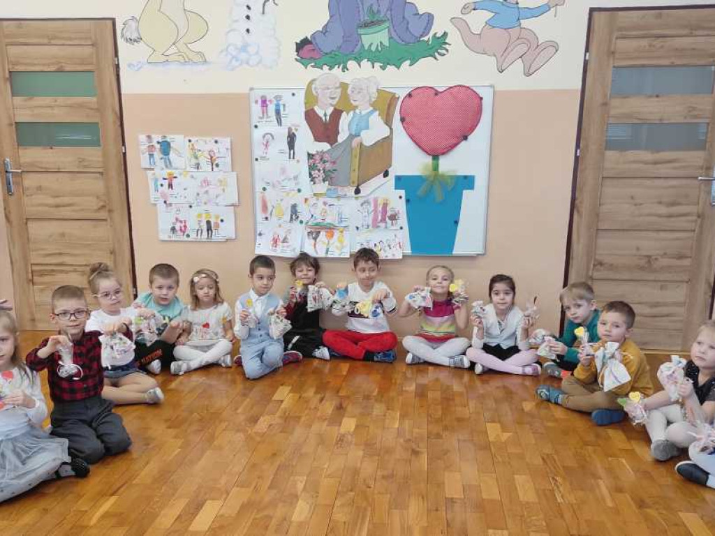 Hrubieszów: Dzień Babci i Dziadka w Przedszkolu nr 2 (ZDJĘCIA)