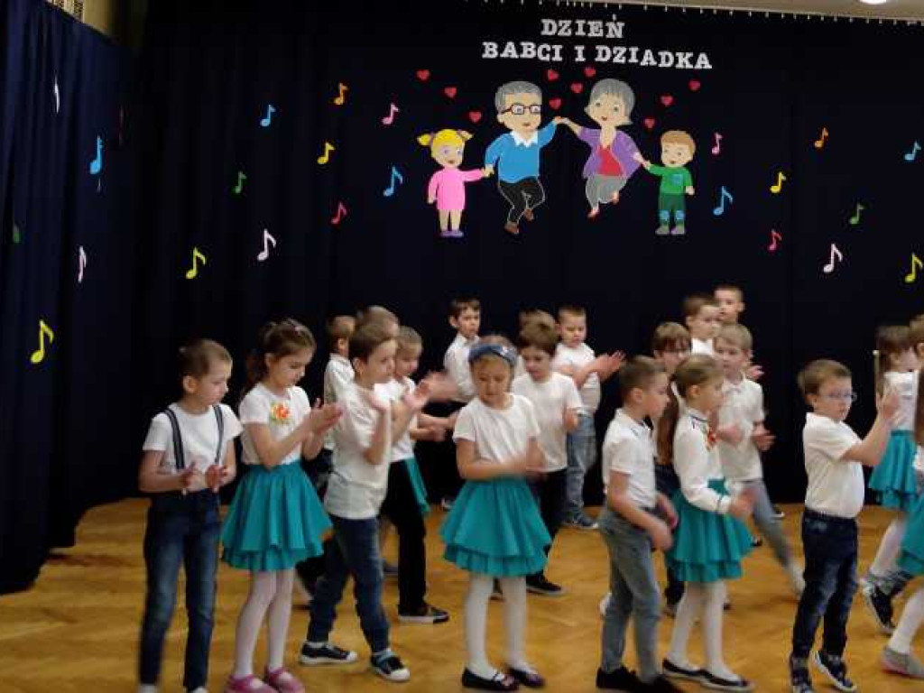 Hrubieszów: Dzień Babci i Dziadka w Przedszkolu nr 2 (ZDJĘCIA)