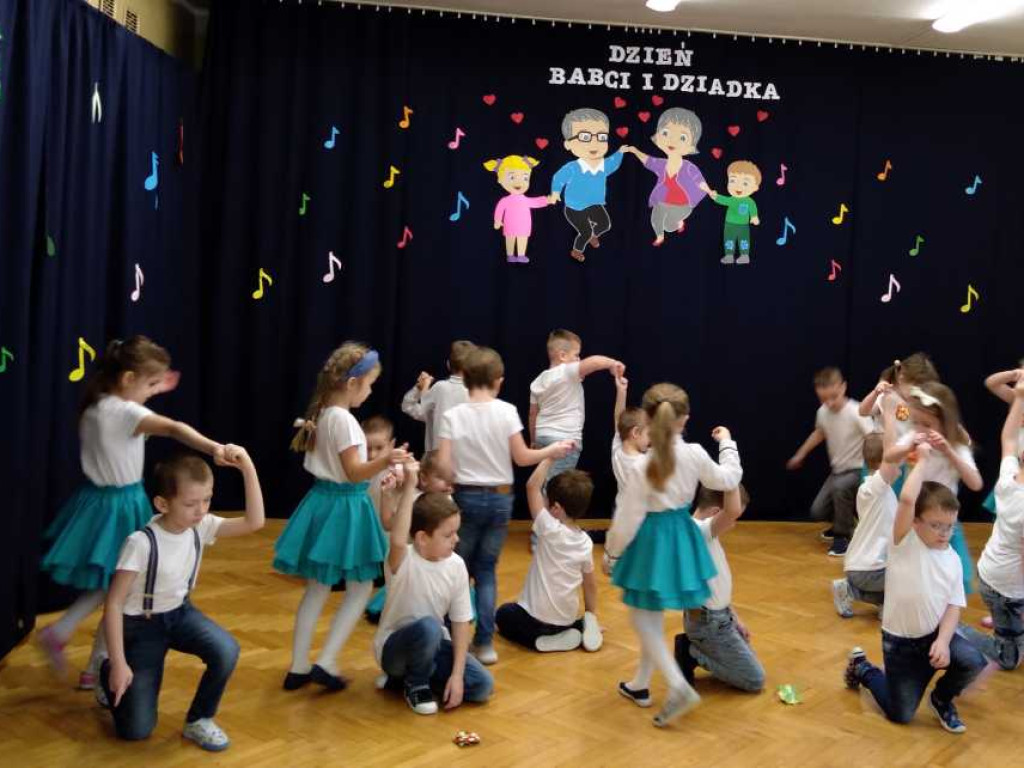 Hrubieszów: Dzień Babci i Dziadka w Przedszkolu nr 2 (ZDJĘCIA)