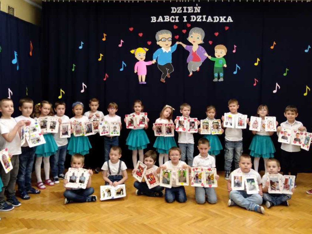 Hrubieszów: Dzień Babci i Dziadka w Przedszkolu nr 2 (ZDJĘCIA)