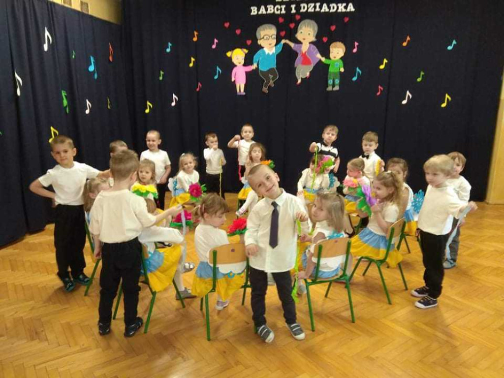 Hrubieszów: Dzień Babci i Dziadka w Przedszkolu nr 2 (ZDJĘCIA)
