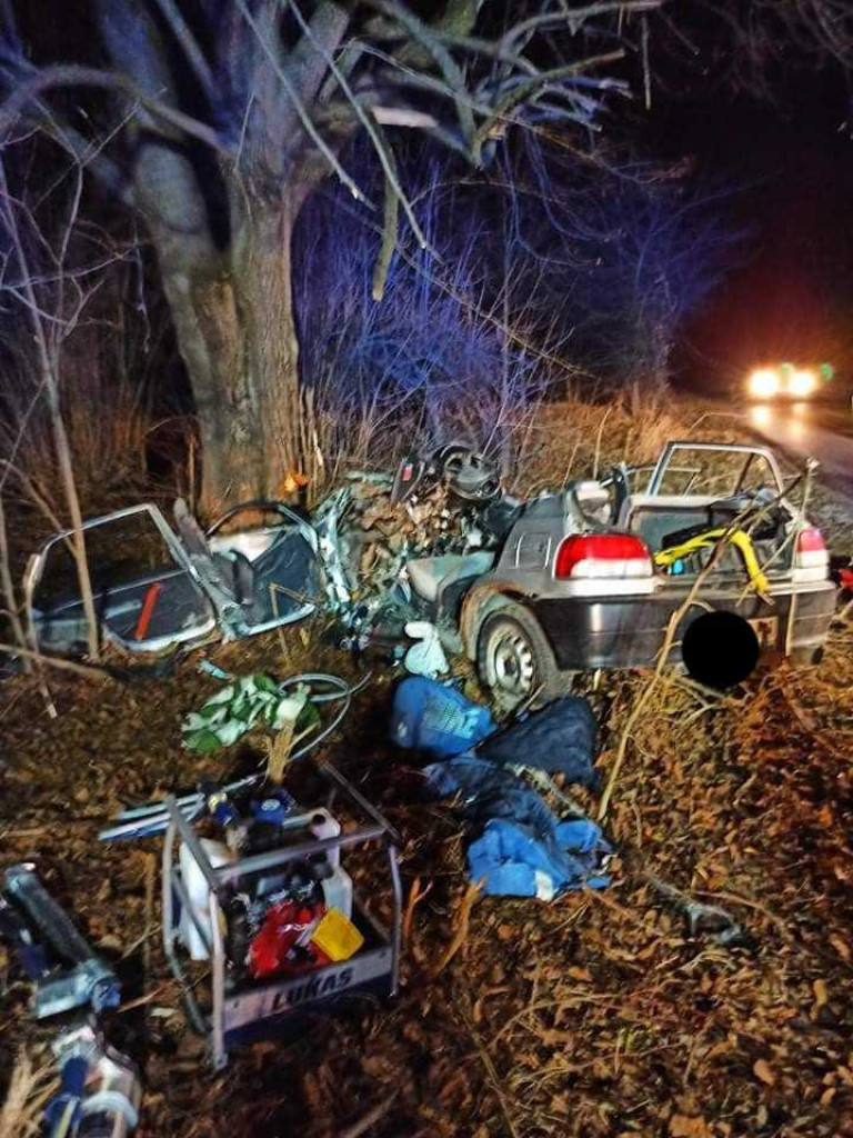 Wypadek w Werbkowicach. Kierowca został zakleszczony w aucie (ZDJĘCIA)