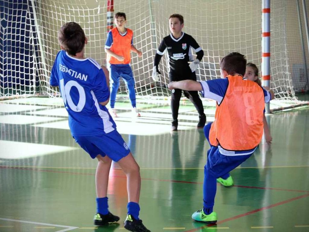 Halowy turniej młodych piłkarzy z rocznika 2010 (ZDJĘCIA)