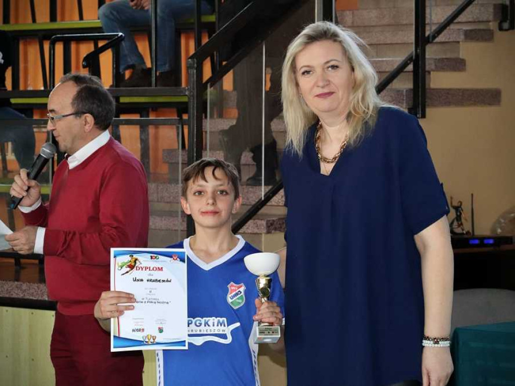 Halowy turniej młodych piłkarzy z rocznika 2010 (ZDJĘCIA)