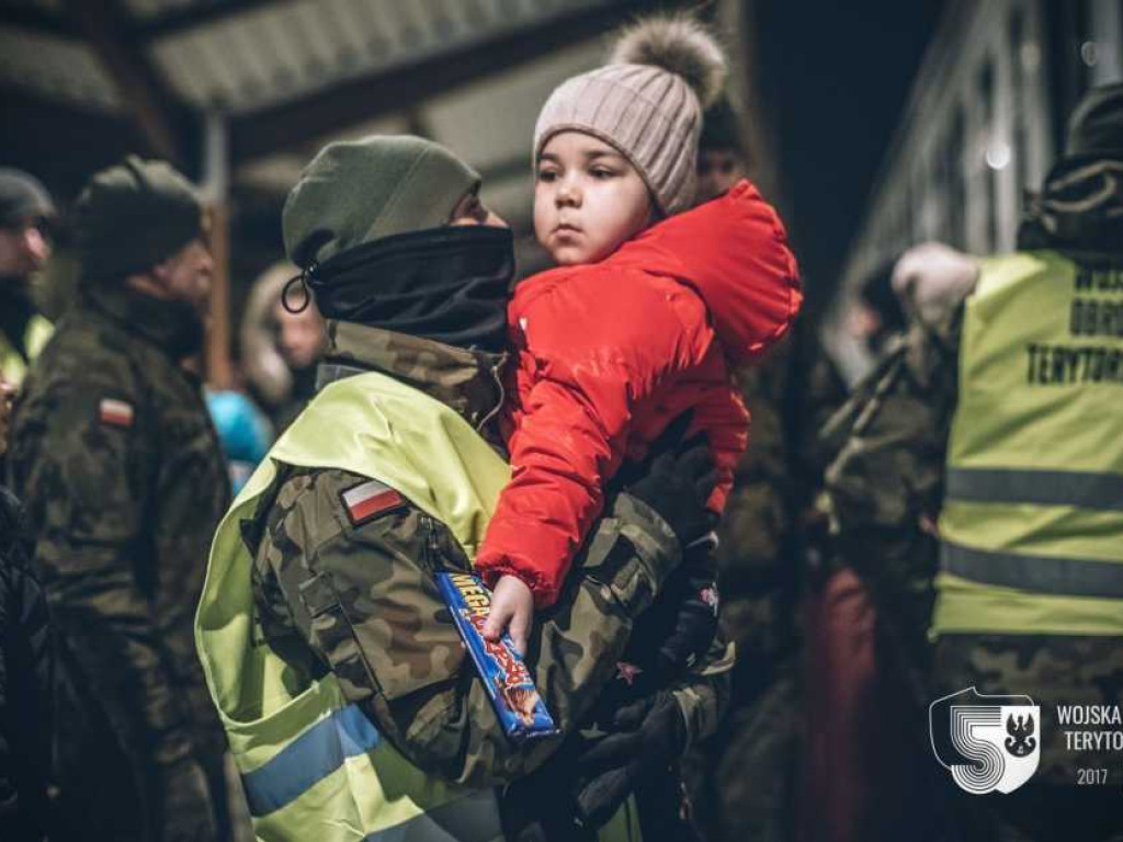 Żołnierze WOT pomagają uchodźcom z Ukrainy (ZDJĘCIA)
