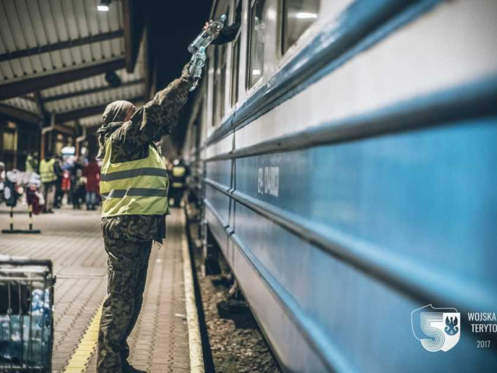 Żołnierze WOT pomagają uchodźcom z Ukrainy (ZDJĘCIA)