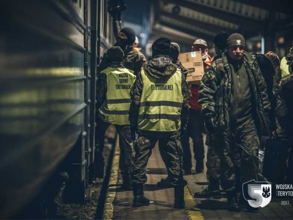 Żołnierze WOT pomagają uchodźcom z Ukrainy (ZDJĘCIA)