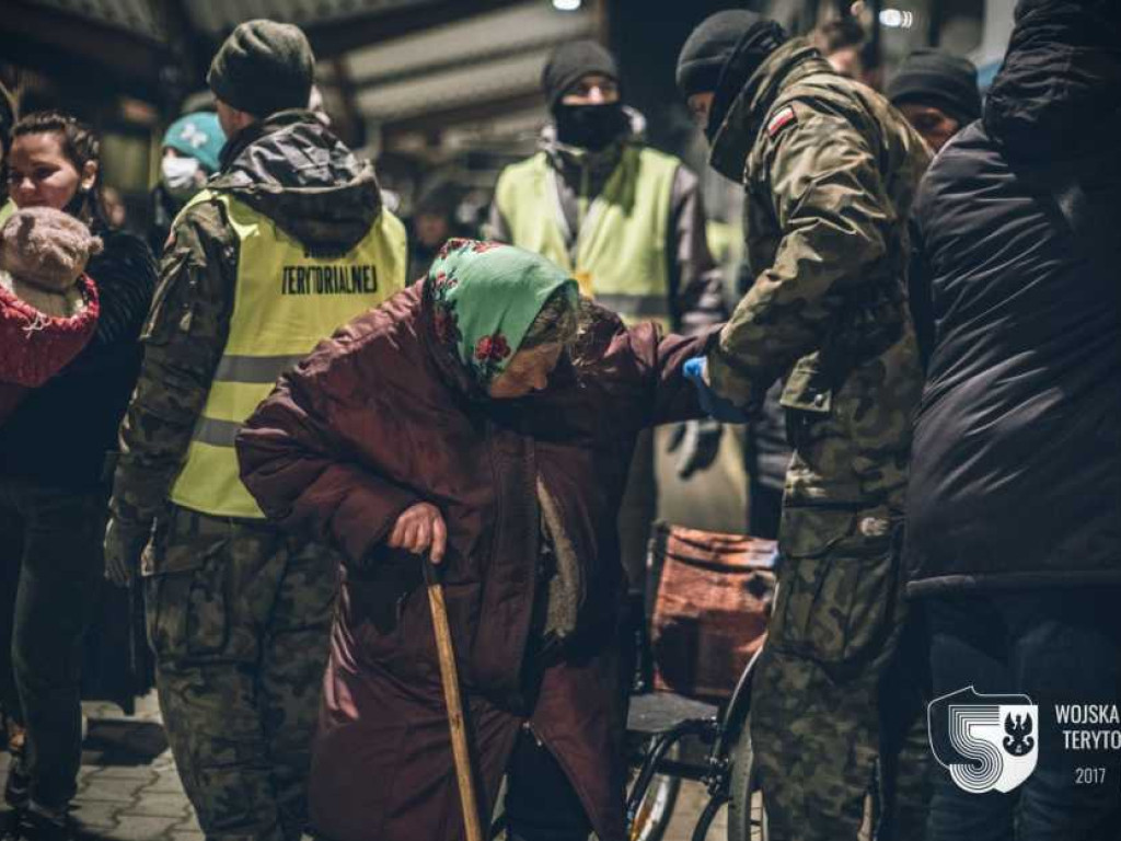 Żołnierze WOT pomagają uchodźcom z Ukrainy (ZDJĘCIA)