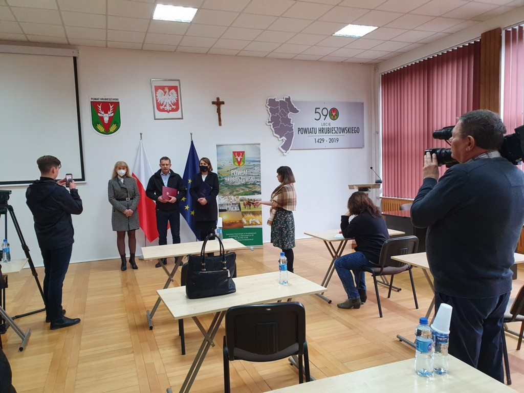 Hrubieszów: 600 tys. na karetkę i 15 tys. na pomoc uchodźcom (ZDJĘCIA, WIDEO)