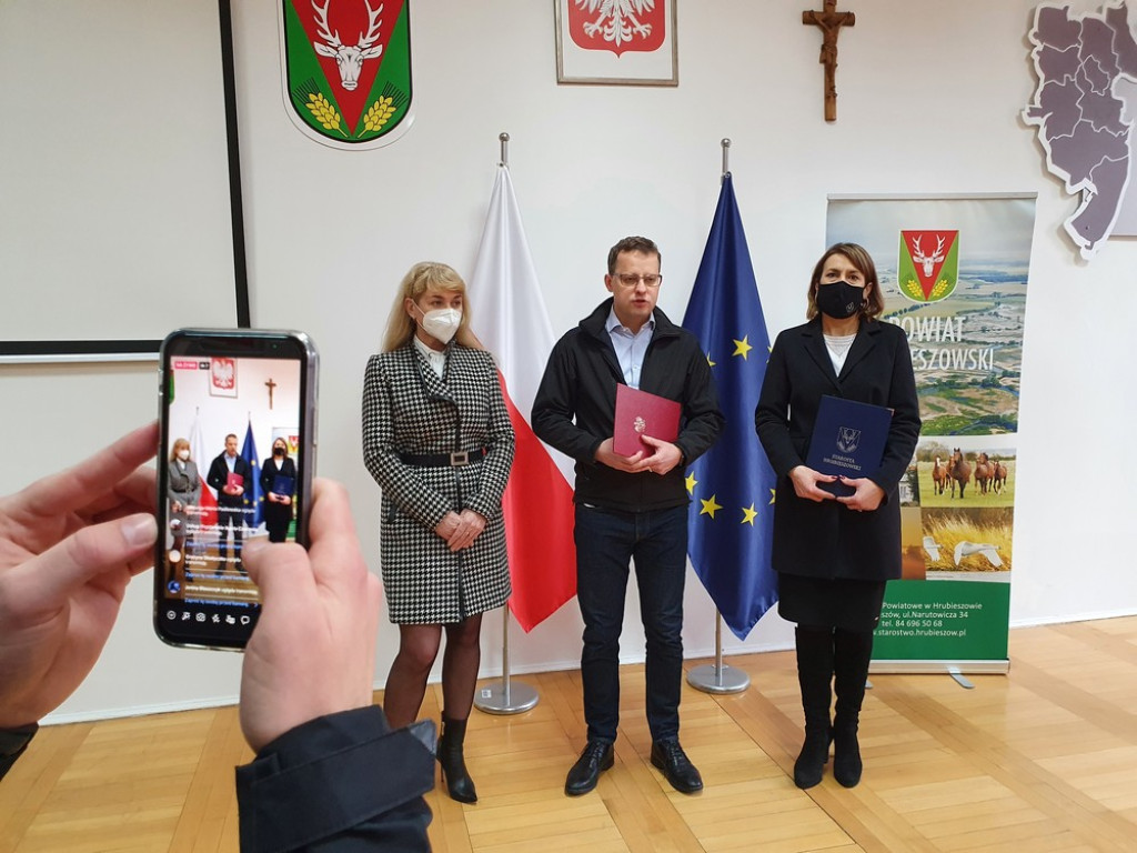 Hrubieszów: 600 tys. na karetkę i 15 tys. na pomoc uchodźcom (ZDJĘCIA, WIDEO)