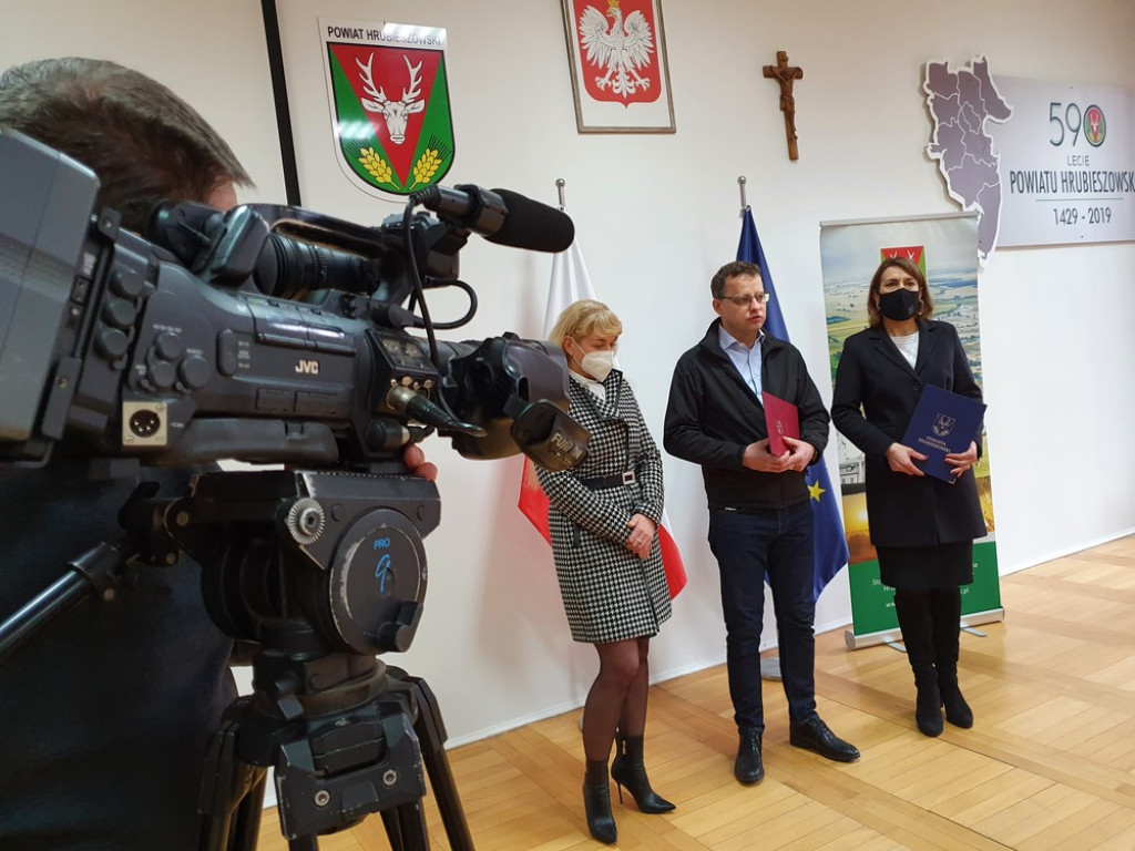 Hrubieszów: 600 tys. na karetkę i 15 tys. na pomoc uchodźcom (ZDJĘCIA, WIDEO)