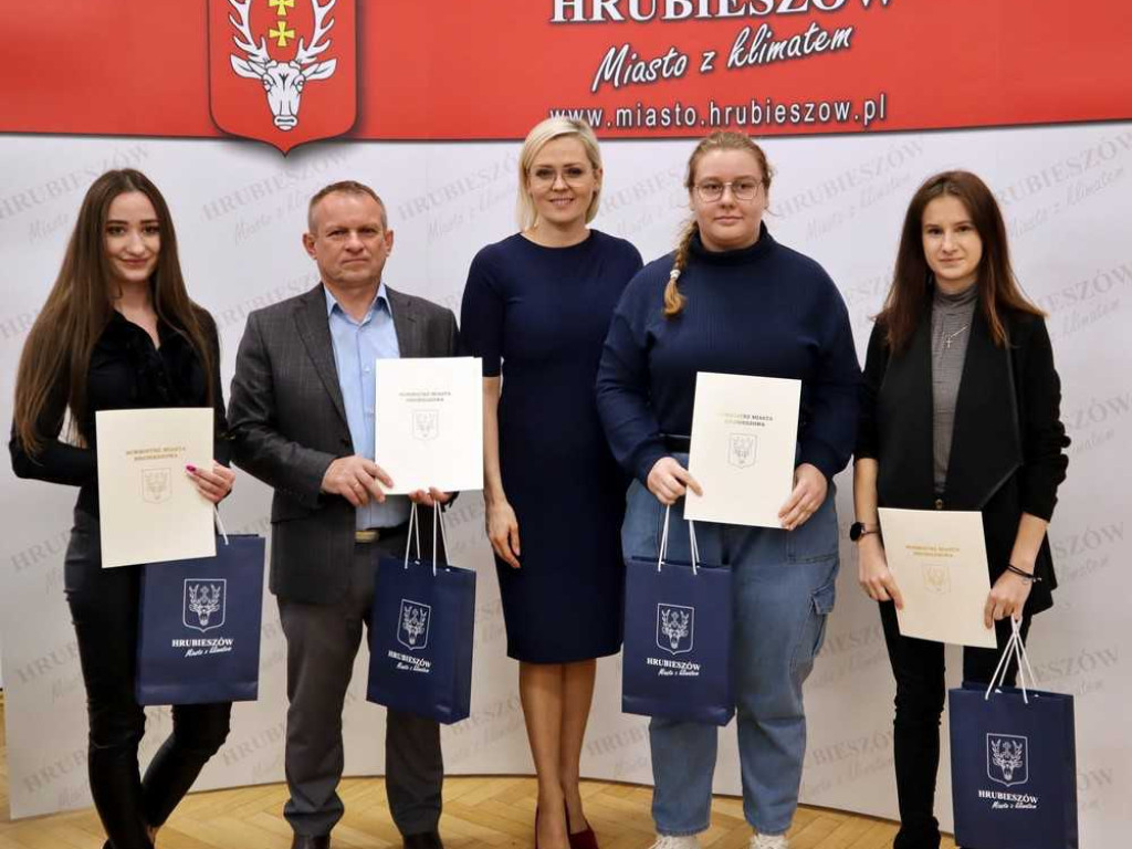 Tabele wyników sztangistek MKS Unii Hrubieszów za sezon 2021 (ZDJĘCIA)