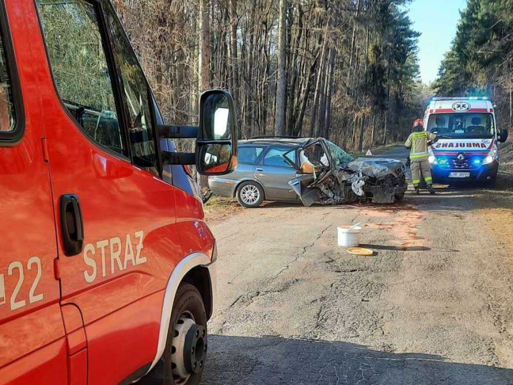 Prawdopodobnie zasłabł i uderzył w drzewo. Groźny wypadek w Szpikołosach (ZDJĘCIA)