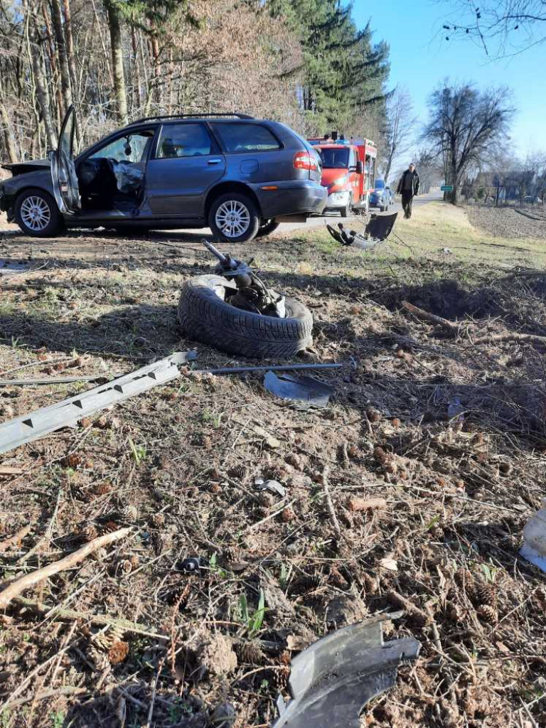 Prawdopodobnie zasłabł i uderzył w drzewo. Groźny wypadek w Szpikołosach (ZDJĘCIA)
