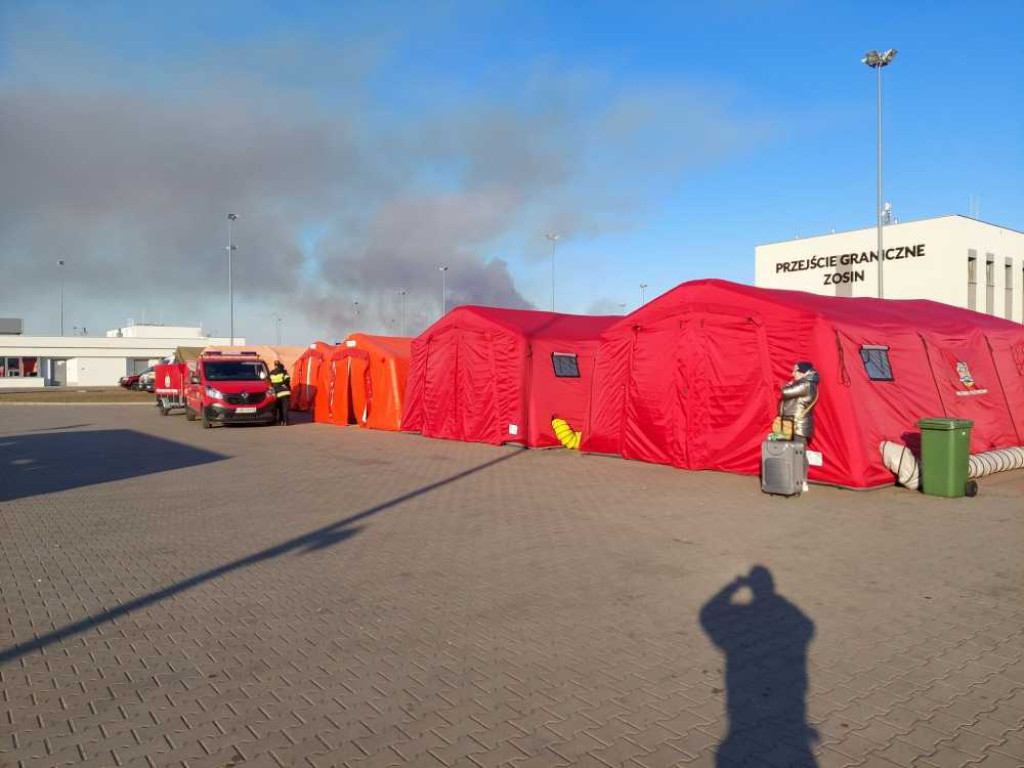 Hrubieszów: Strażacy pomagają uchodźcom (ZDJĘCIA)