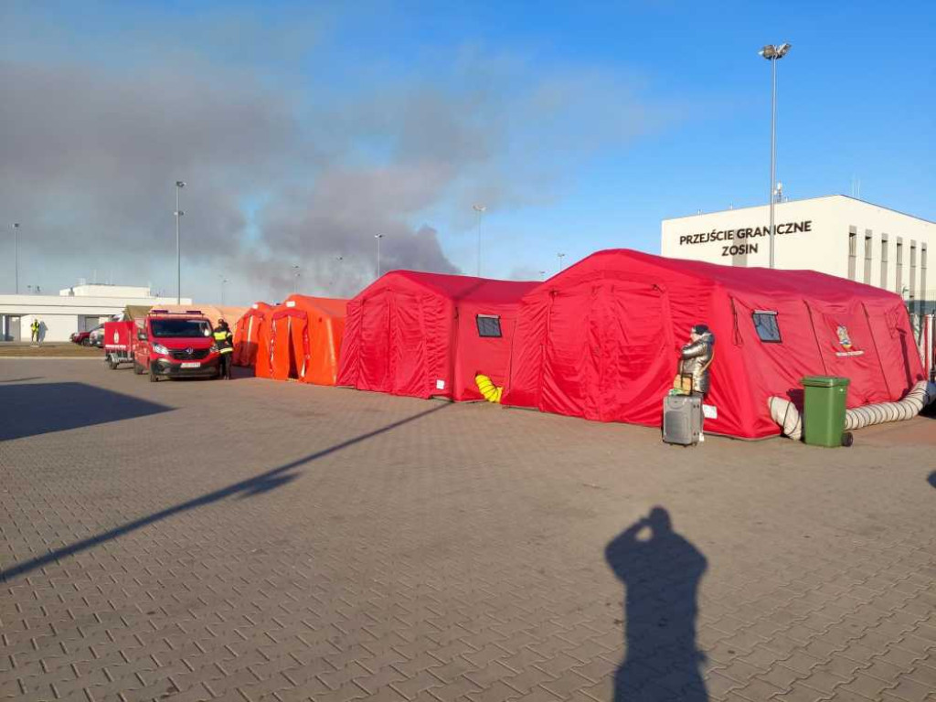 Hrubieszów: Strażacy pomagają uchodźcom (ZDJĘCIA)