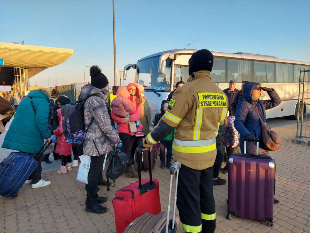 Hrubieszów: Strażacy pomagają uchodźcom (ZDJĘCIA)