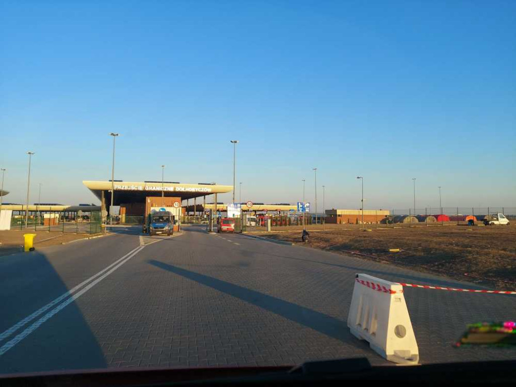 Hrubieszów: Strażacy pomagają uchodźcom (ZDJĘCIA)