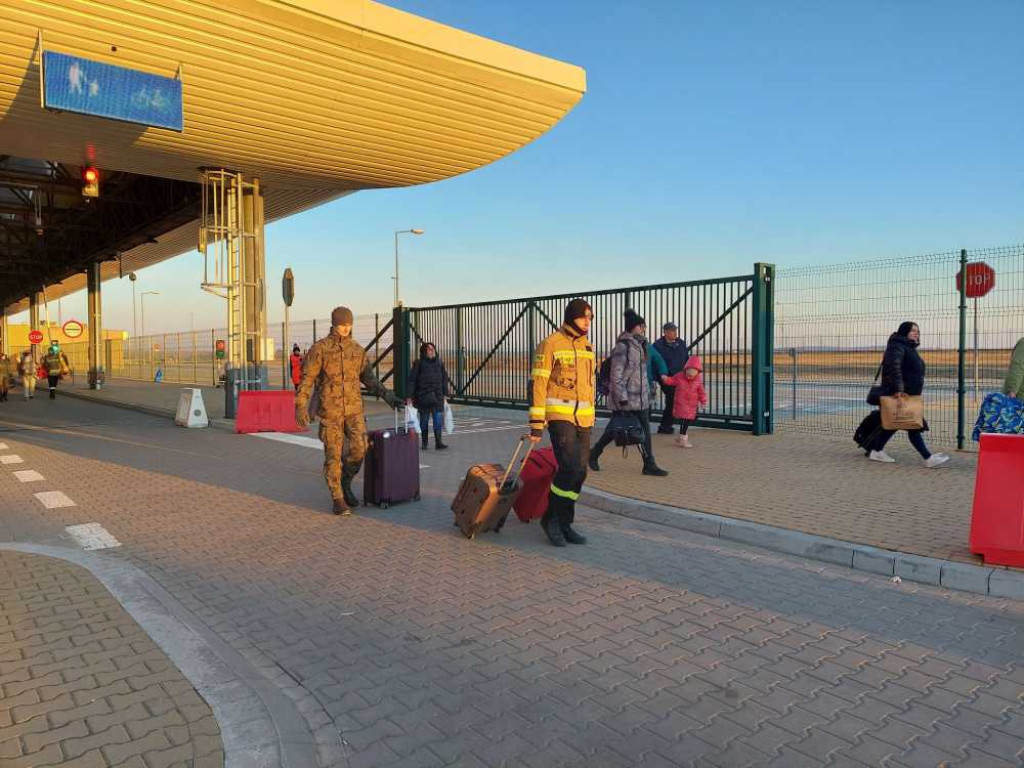 Hrubieszów: Strażacy pomagają uchodźcom (ZDJĘCIA)