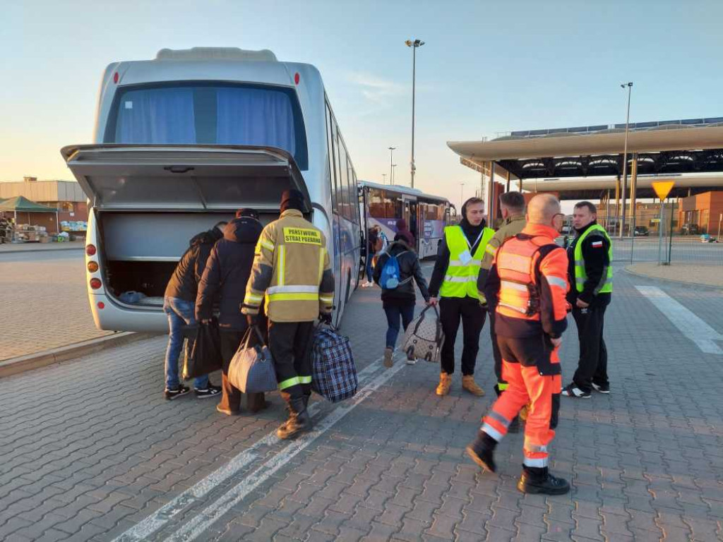 Hrubieszów: Strażacy pomagają uchodźcom (ZDJĘCIA)