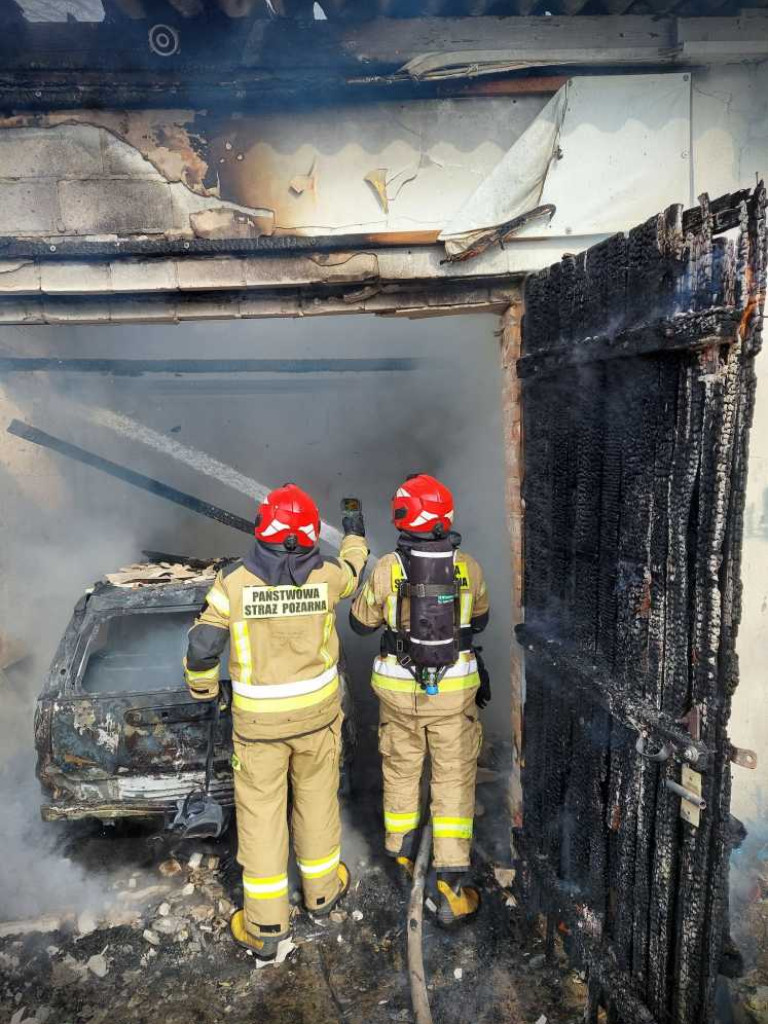 Pożar warsztatu samochodowego w Brodzicy. Do poparzonego mężczyzny wezwano helikopter LPR (ZDJĘCIA)