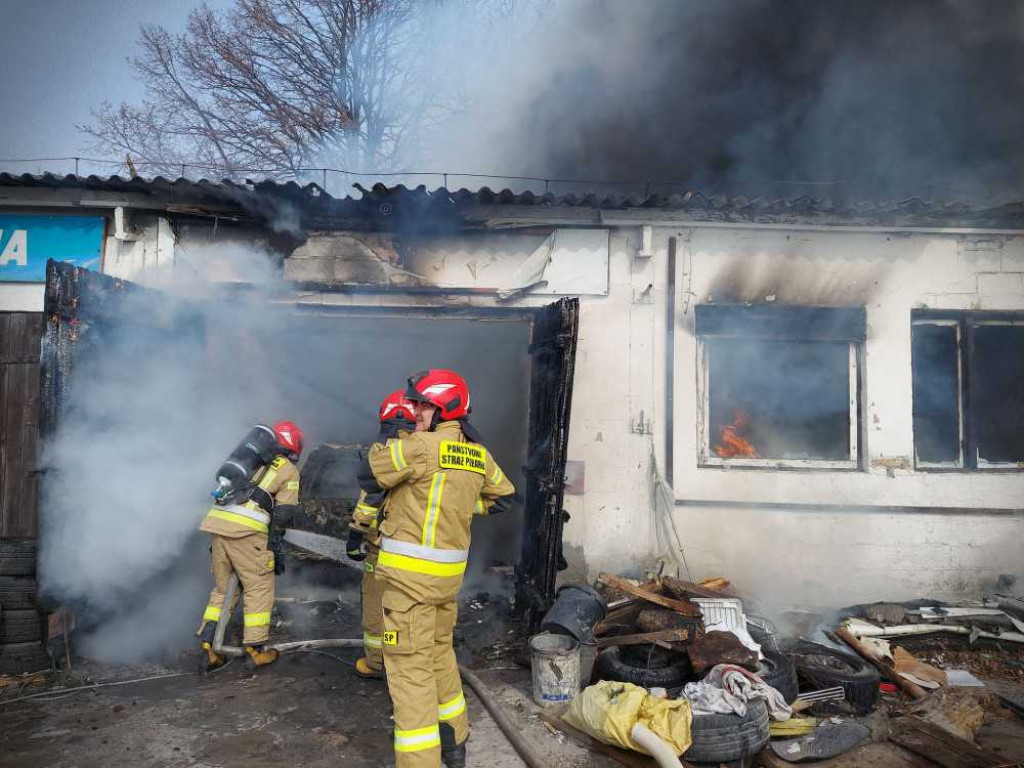 Pożar warsztatu samochodowego w Brodzicy. Do poparzonego mężczyzny wezwano helikopter LPR (ZDJĘCIA)