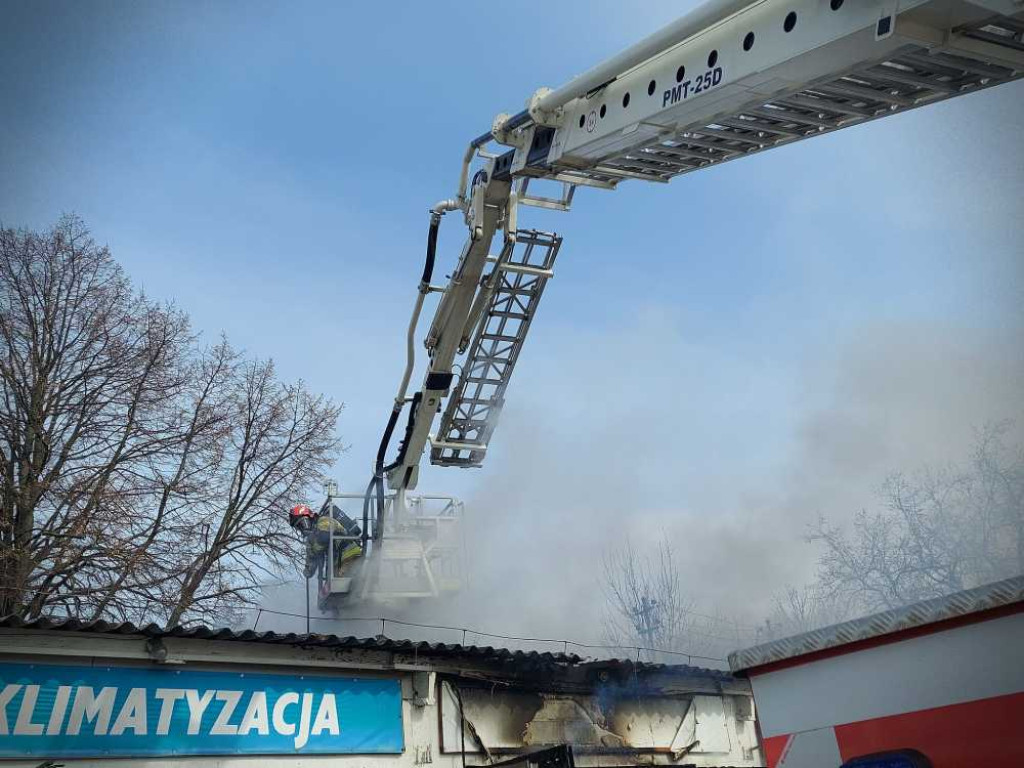 Pożar warsztatu samochodowego w Brodzicy. Do poparzonego mężczyzny wezwano helikopter LPR (ZDJĘCIA)