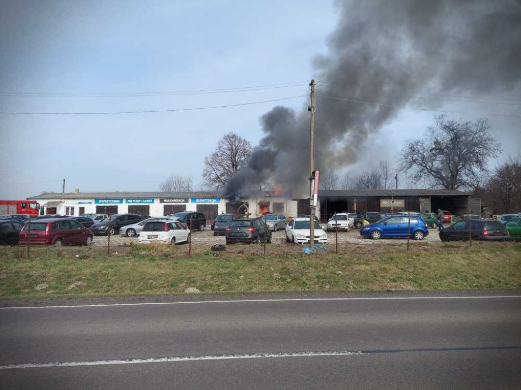 Pożar warsztatu samochodowego w Brodzicy. Do poparzonego mężczyzny wezwano helikopter LPR (ZDJĘCIA)
