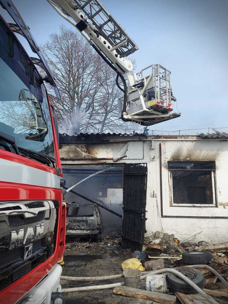 Pożar warsztatu samochodowego w Brodzicy. Do poparzonego mężczyzny wezwano helikopter LPR (ZDJĘCIA)