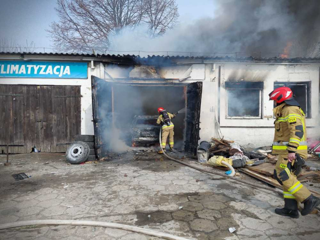 Pożar warsztatu samochodowego w Brodzicy. Do poparzonego mężczyzny wezwano helikopter LPR (ZDJĘCIA)