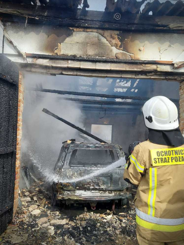 Pożar warsztatu samochodowego w Brodzicy. Do poparzonego mężczyzny wezwano helikopter LPR (ZDJĘCIA)