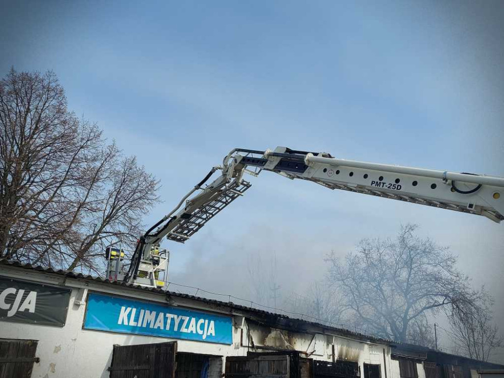 Pożar warsztatu samochodowego w Brodzicy. Do poparzonego mężczyzny wezwano helikopter LPR (ZDJĘCIA)