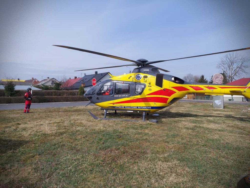 Pożar warsztatu samochodowego w Brodzicy. Do poparzonego mężczyzny wezwano helikopter LPR (ZDJĘCIA)