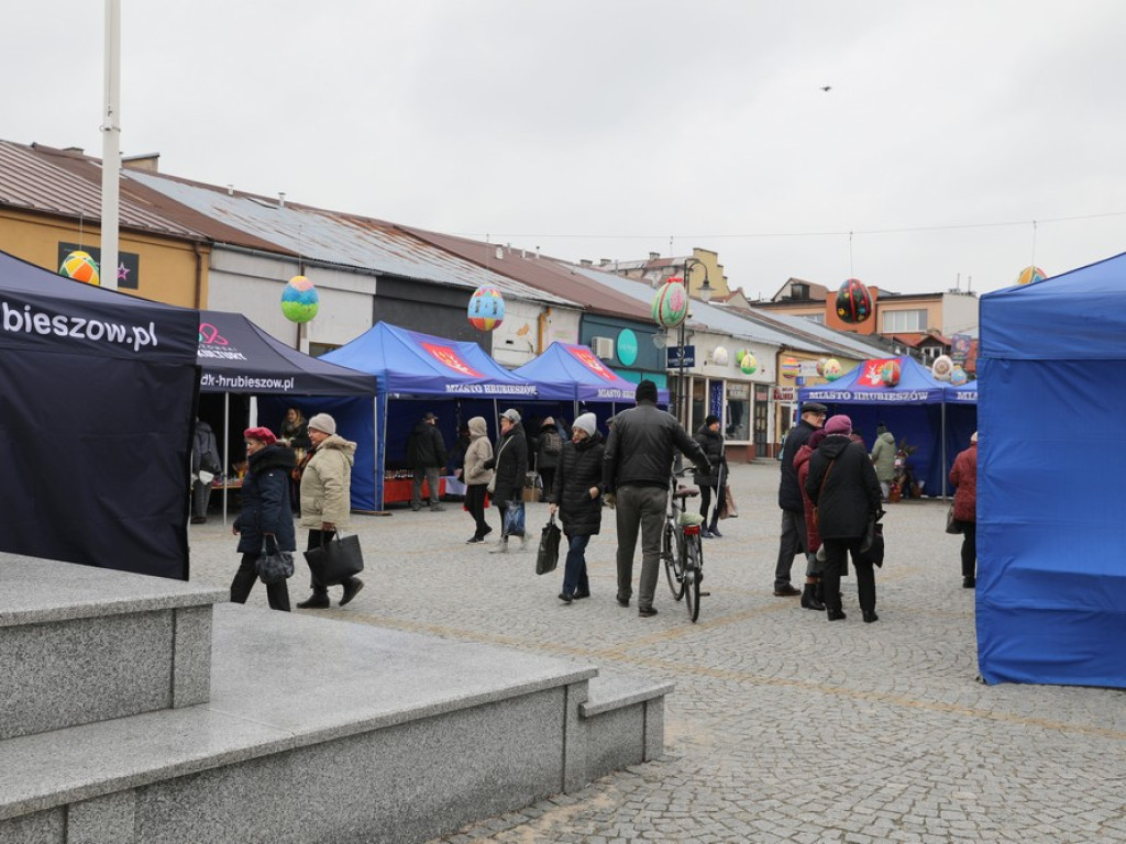 Hrubieszów: Trwa Wielkanocny Kiermasz Pisanek i Palm (ZDJĘCIA)