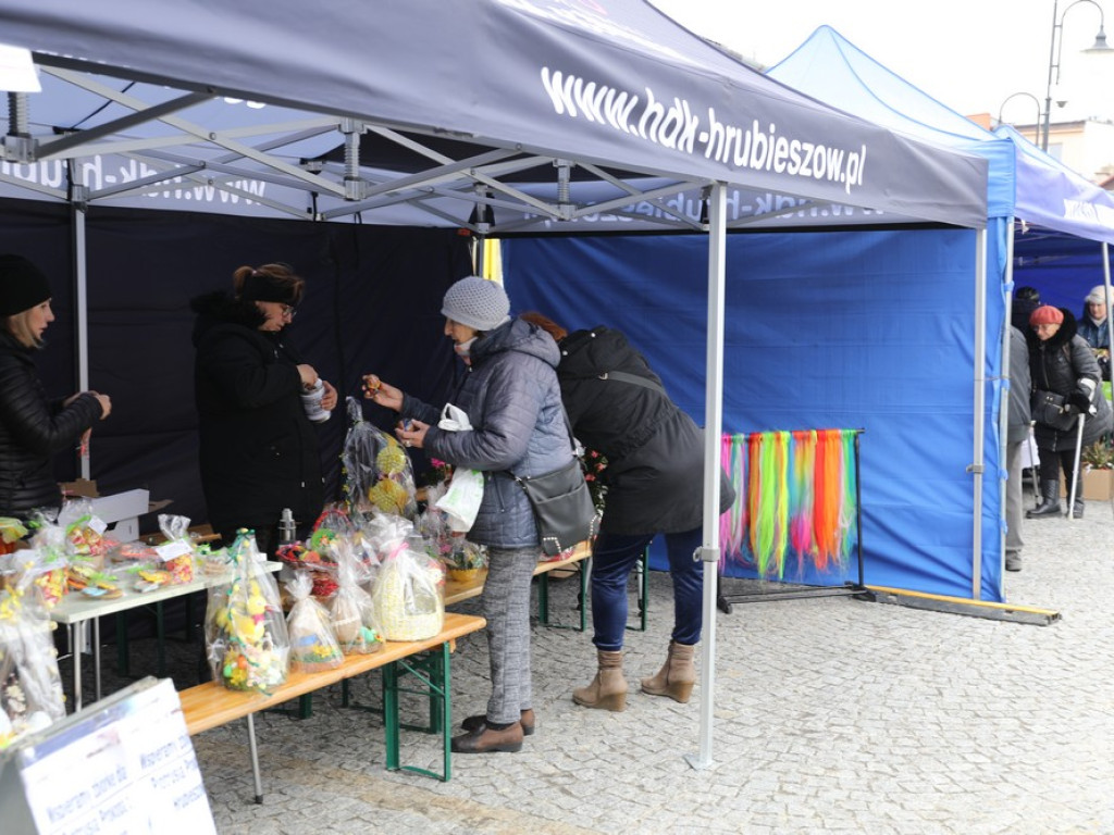 Hrubieszów: Trwa Wielkanocny Kiermasz Pisanek i Palm (ZDJĘCIA)