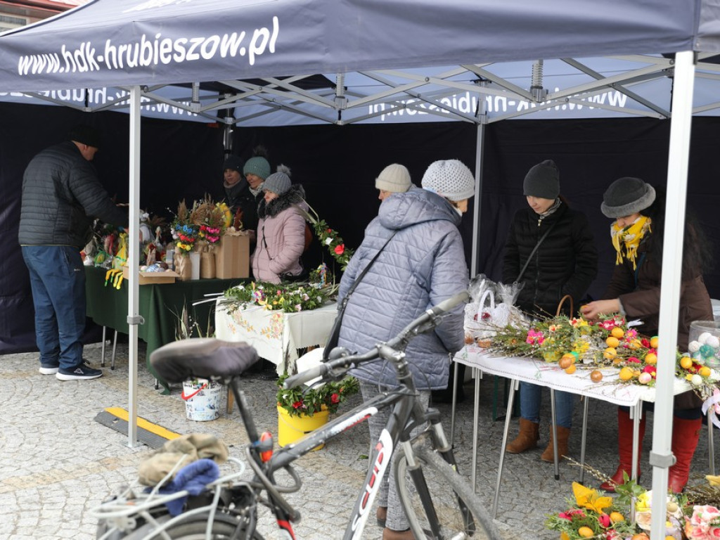 Hrubieszów: Trwa Wielkanocny Kiermasz Pisanek i Palm (ZDJĘCIA)