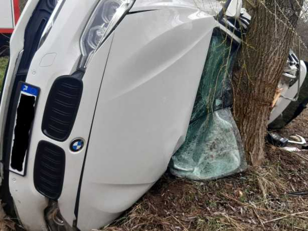 Obrowiec: BMW uderzyło w drzewo. Kierowca był zakleszczony wewnątrz auta (ZDJĘCIA)