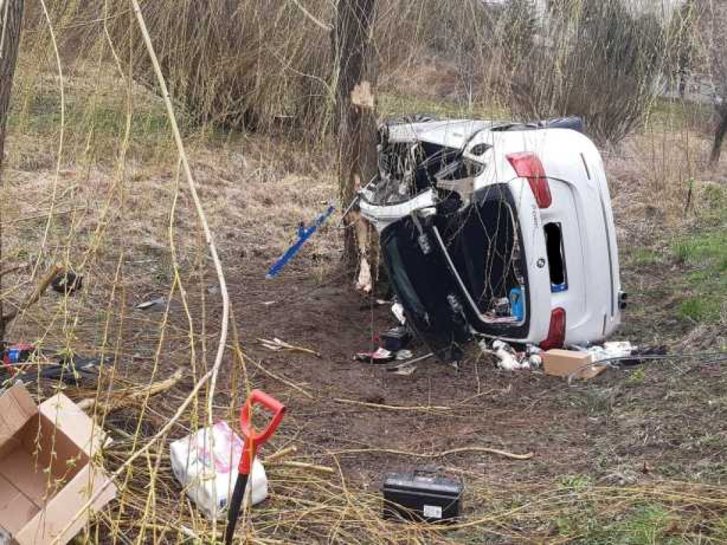Obrowiec: BMW uderzyło w drzewo. Kierowca był zakleszczony wewnątrz auta (ZDJĘCIA)
