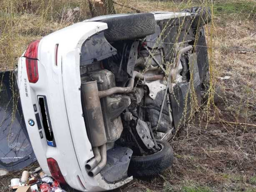 Obrowiec: BMW uderzyło w drzewo. Kierowca był zakleszczony wewnątrz auta (ZDJĘCIA)