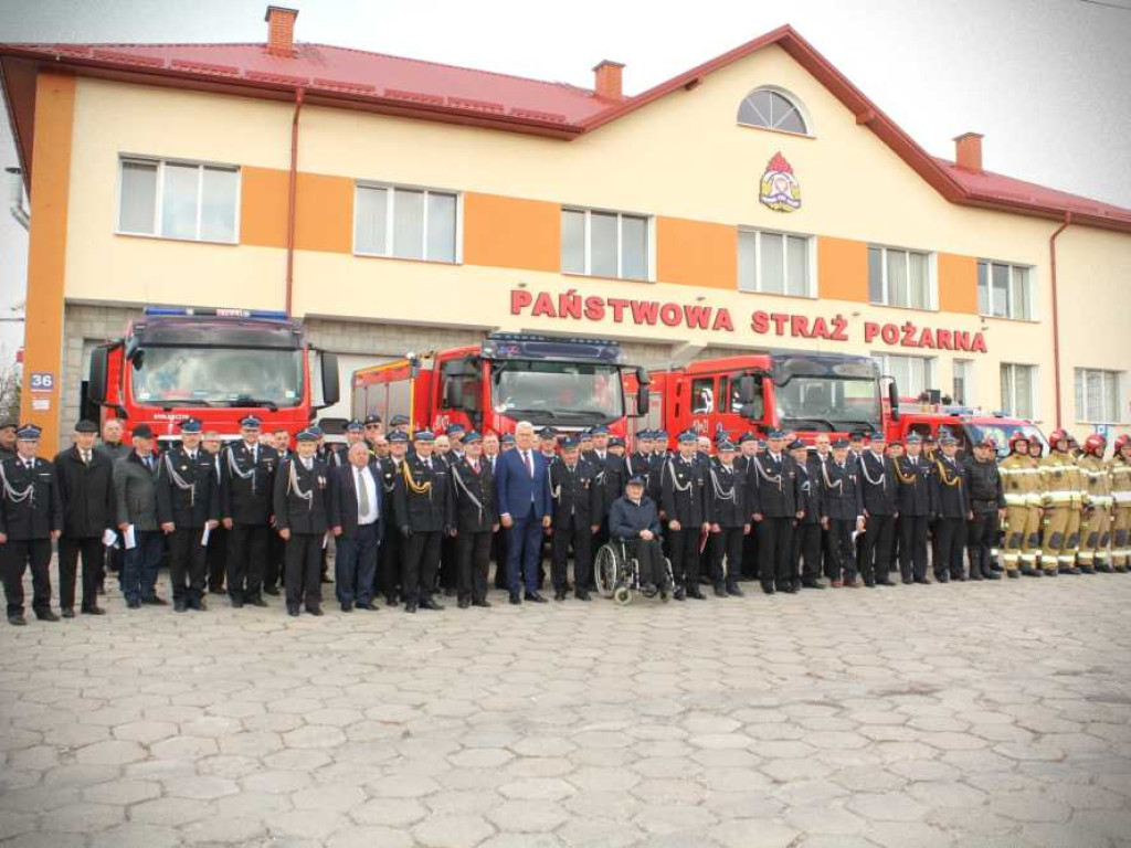 Hrubieszów: Wręczono świadczenia ratowniczego dla druhów OSP i przekazano samochód ratowniczo - gaśniczy (ZDJĘCIA)