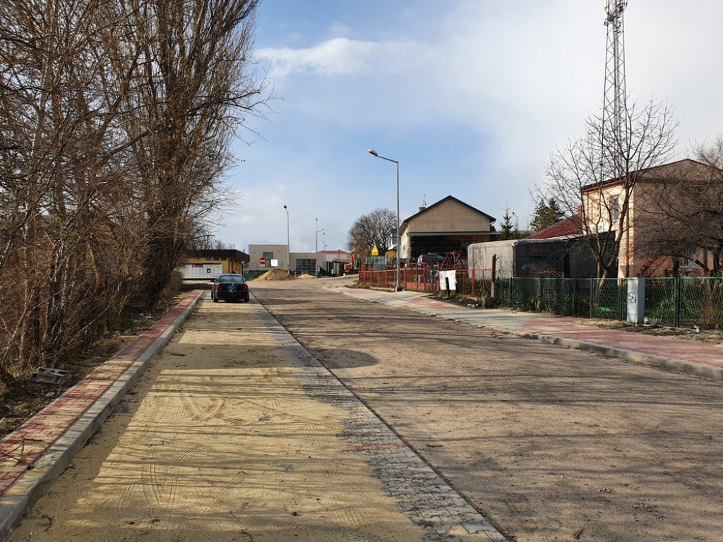 Hrubieszów: Budowa drogi dojazdowej do basenu - ZDJĘCIA