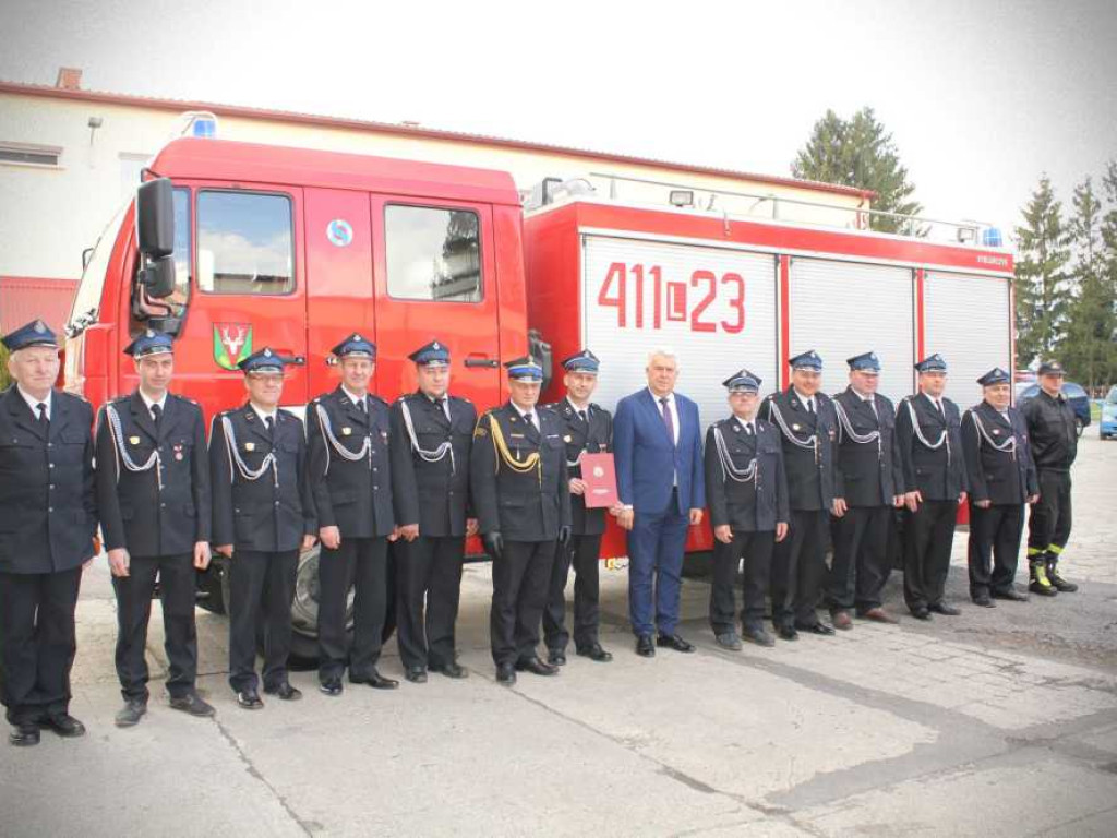 Hrubieszów: Wręczono świadczenia ratowniczego dla druhów OSP i przekazano samochód ratowniczo - gaśniczy (ZDJĘCIA)