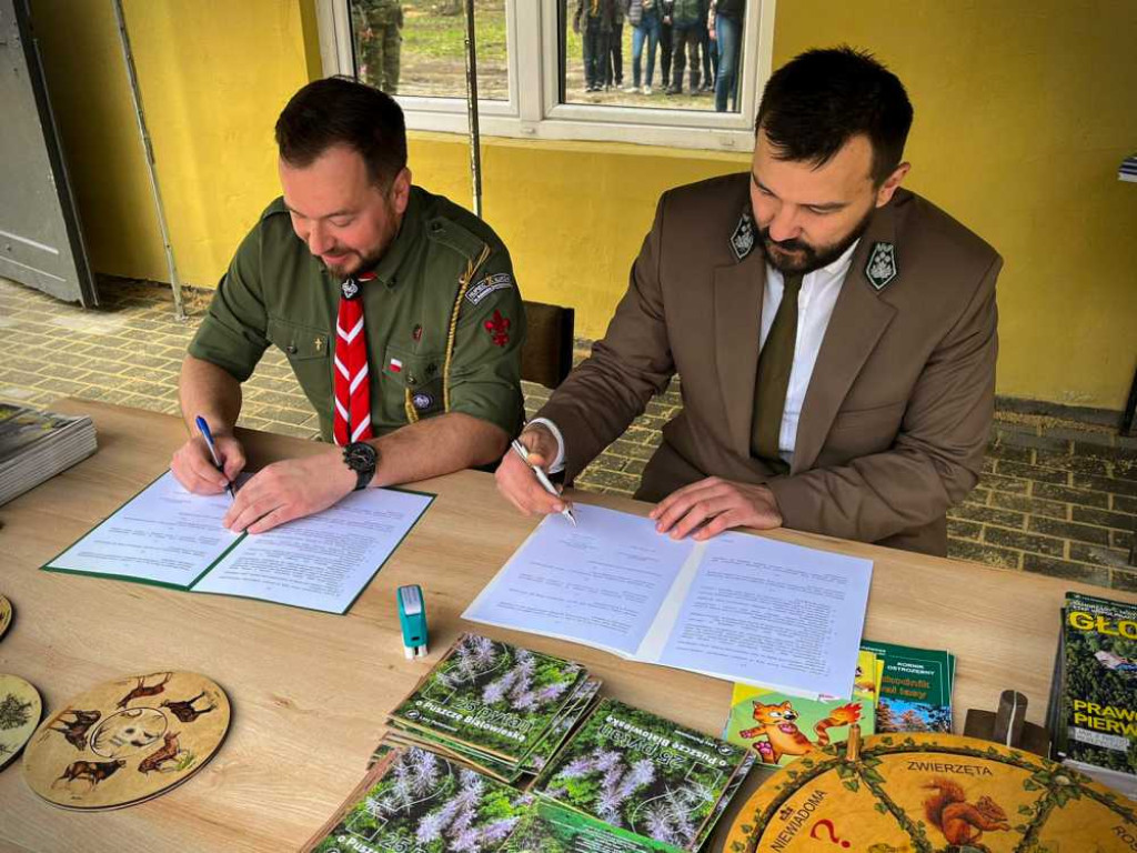 Hrubieszów: Harcerze i leśnicy - porozumienie i wspólne sadzenie drzew (ZDJĘCIA)