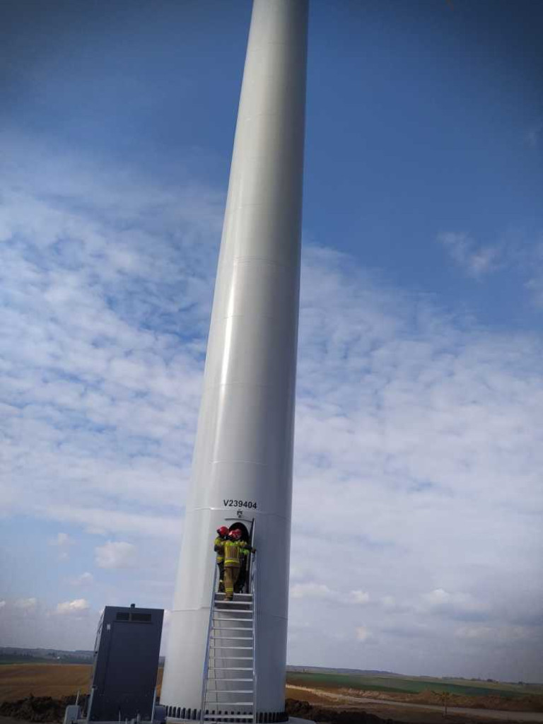 Ćwiczenia hrubieszowskich strażaków na farmie wiatrowej (ZDJĘCIA)